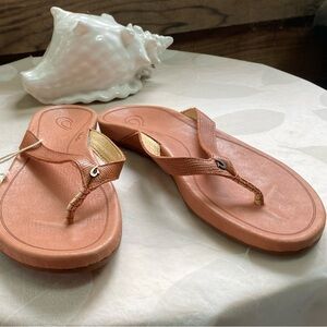 Olukai Hi’Ona thong Sandal. Size 7.
